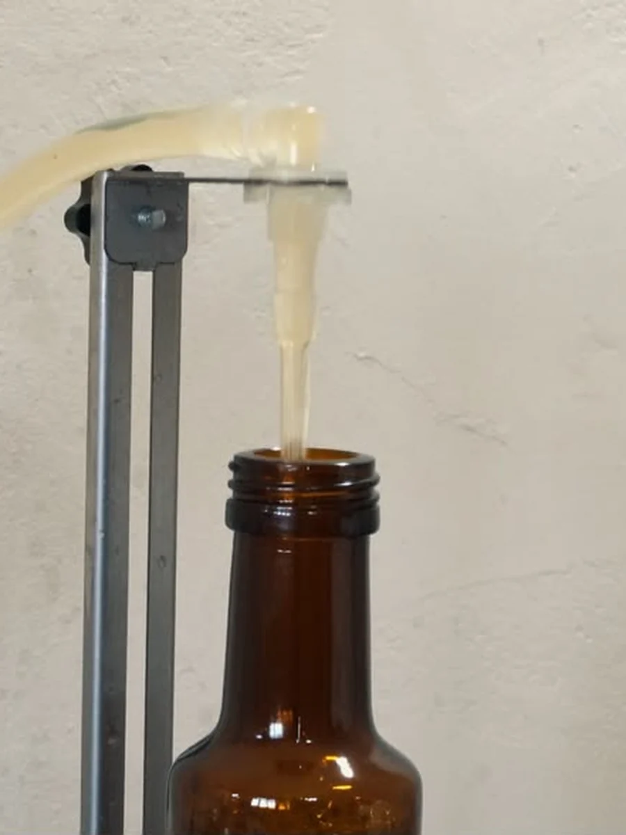 Llenado de la botella ámbar con aceite de nuez