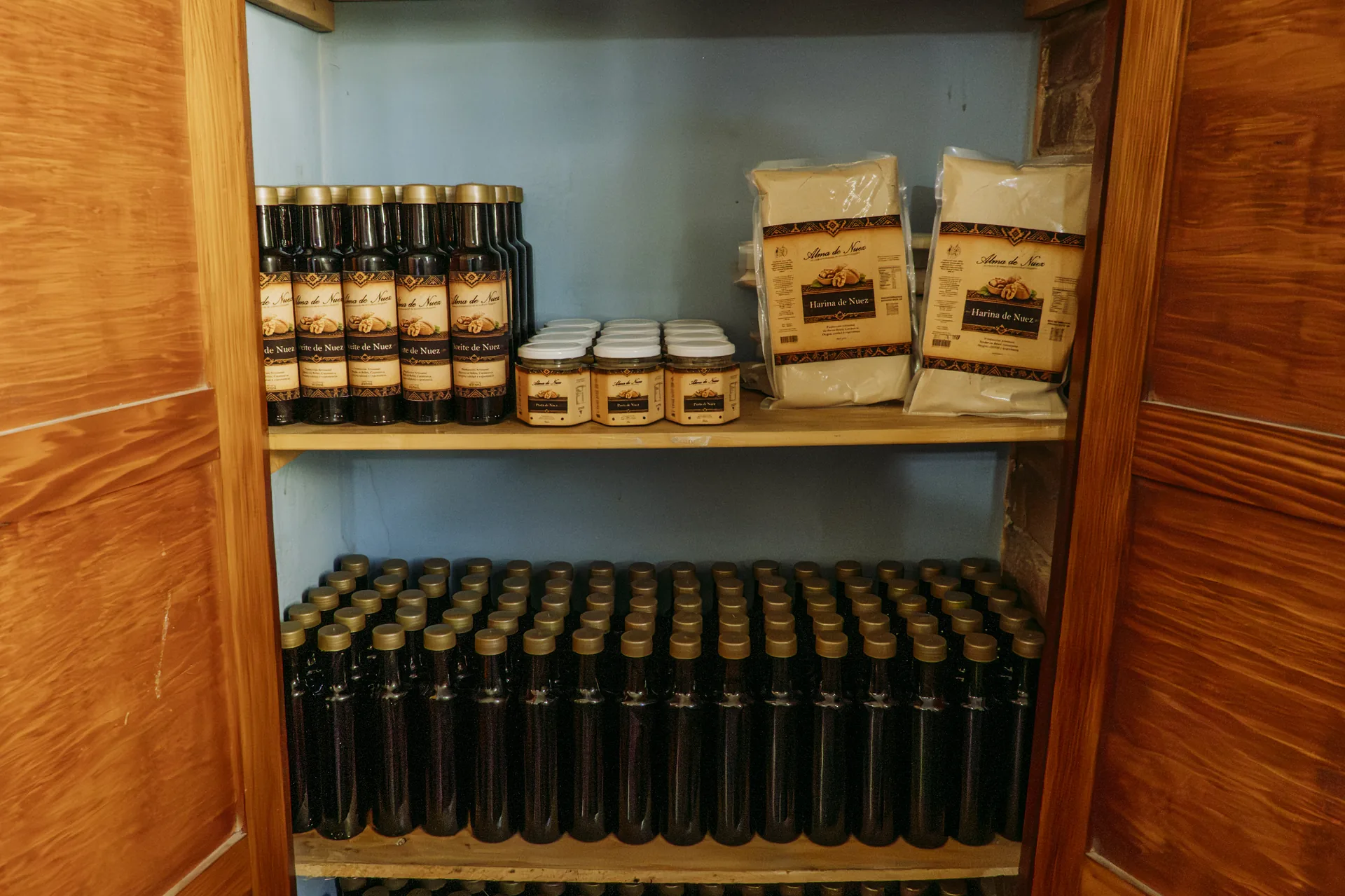 Aceite, pasta y harina de nuez terminados y almacenados